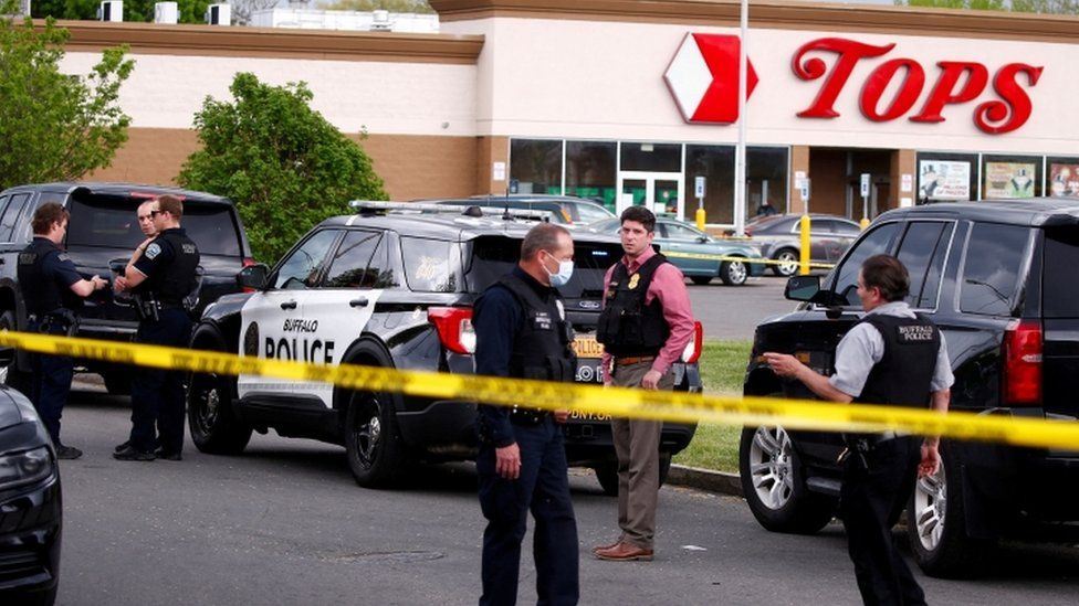 New York/ Një person hap zjarr në supermarket dhe shkakton 10 të vdekur e 3 të plagosur 124751418 tv076001779