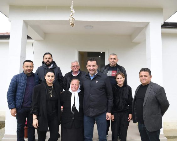 Veliaj viziton shtëpinë e re të familjes Gjoshi këtë Bajram: Të japim nga vetja sa kemi mundësi 2b44dd2c b0e1 4847 8678 c35e1e8dc1a1 564x450 2
