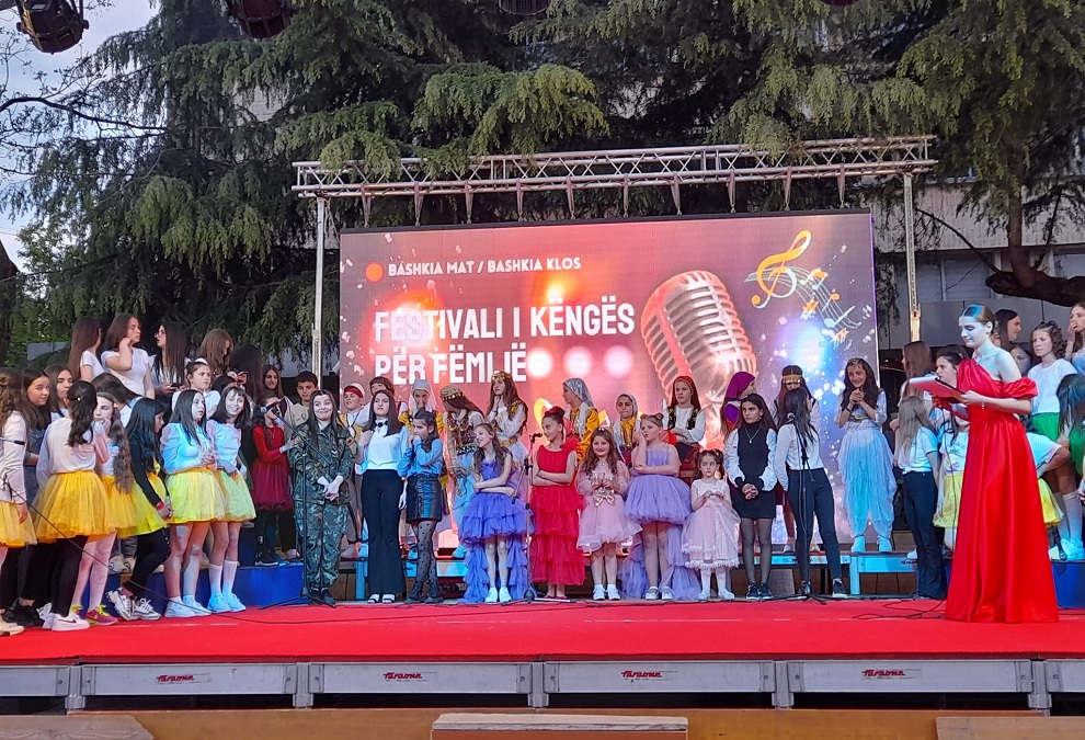 Mat: Festimet për 100-vjetorin nisën me Festivalin e Këngës për Fëmijë (Foto) 3fem3
