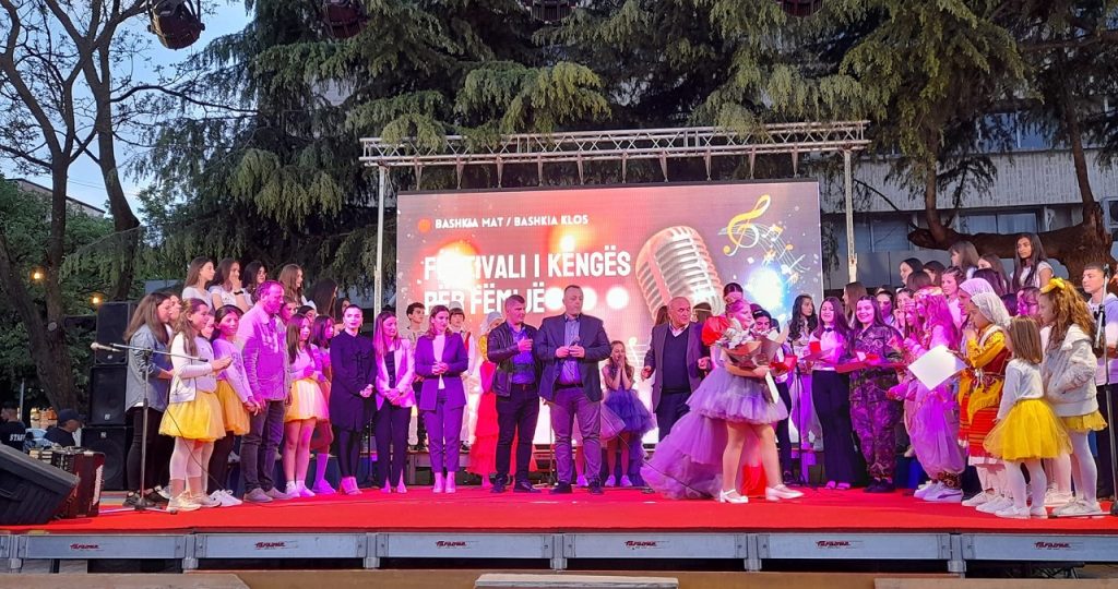 Mat: Festimet për 100-vjetorin nisën me Festivalin e Këngës për Fëmijë (Foto) 1 4fem4