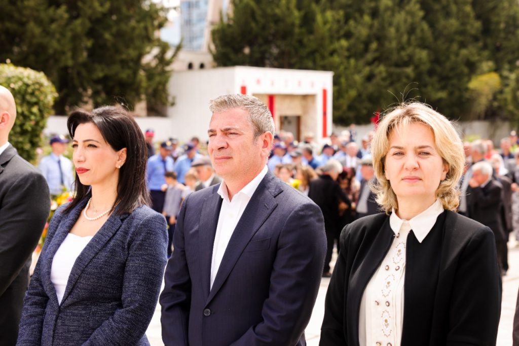 Damian Gjiknuri homazhe për “5 Majin” në Elbasan: PS do t’i ofrojë presidencës dhe shqiptarëve një kandidaturë të denjë për kreun e shtetit 5942e648 b4da 4316 8af5 3e5a6a939abb