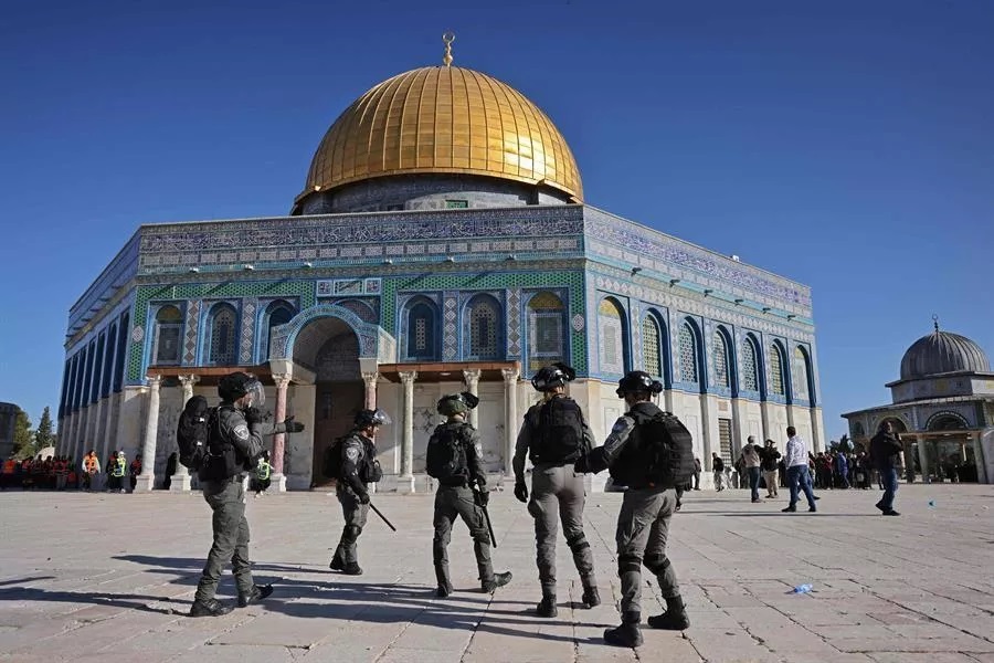 Tensione në xhaminë Al-Aksa në Jerusalem, policia largon protestuesit palestinezë 62590e754e3fe10f104fa44c
