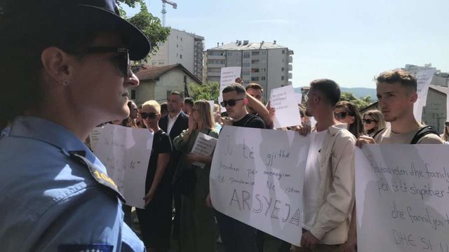 Mjekët dhe infermierët protestojnë para ministrisë: Kemi 3 muaj që s’jemi paguar 640 0 auto protesta 1653464487 960