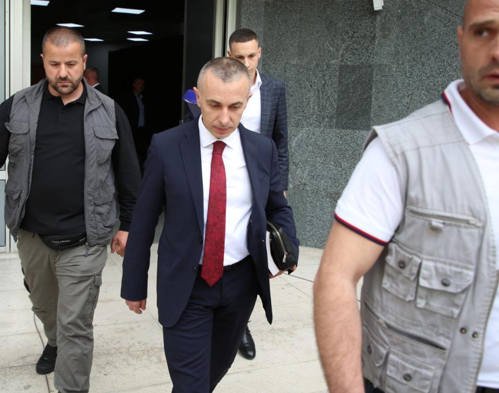 Pas shkarkimit, Arjan Ndoi shfaqet në një festë: Jam ende magjistrat Arian Ndoja 111