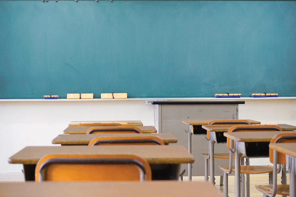 Babai i revoltuar bën për spital mësuesin: Më ke goditur fëmijën Chalkboard s