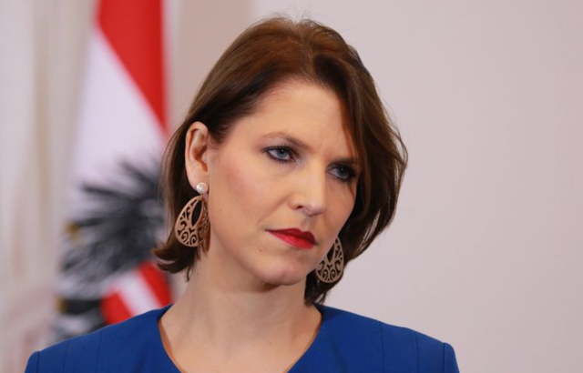 Zyrtarja austriake i kujton Ukrainës pritjen e Shqipërisë për BE-në: Nuk ka procedurë të përshpejtuar Ministrja austriake per Ceshtjet e BE se dhe Ceshtjet Kushtetuese Carolyn Edtstadler u shpreh se pranimi i Ukraines ne BE nuk mund te arrihet ne pese deri ne dhjete vitet e ardhshme.