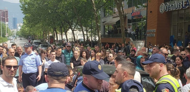 Aksident në Tiranë, makina përplas çiftin dhe fëmijën tek “Rruga e Kavajës” Untitled 33