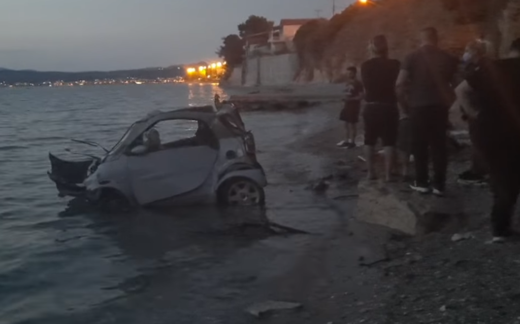 VIDEO/ Aksident i frikshëm në Greqi, makina me dy fëmijë bie në det Untitled 6