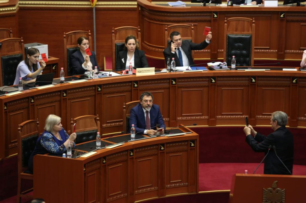 FOTOT/ Maxhoranca rrëzoi rezolutën për gjenocidin në Srebrenicë, ja veprimi i Berishës 1 WhatsApp Image 2022 05 12 at 10.53.47 AM 3 2