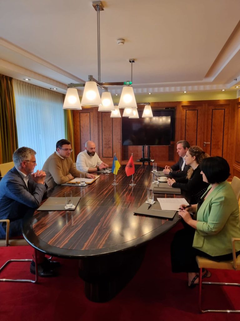 Berlin, Xhaçka takon homologun Kuleba: Ukraina dhe Ballkani Perëndimor meritojnë një perspektivë të qartë evropiane WhatsApp Image 2022 05 14 at 7.28.35 PM