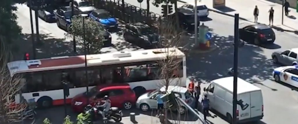 Përplasen dy makina tek ish-Stacioni i Trenit në Tiranë, bllokohet urbani WhatsApp Image 2022 05 21 at 4.54.58 PM