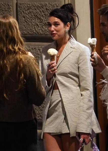 FOTO/ Dua Lipa shfaqet plot stil në rrugët e Firences 1 a