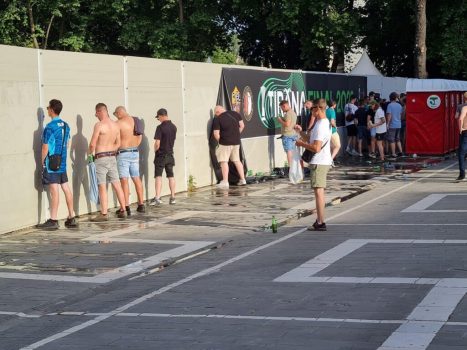 Tifozët e Feyenoord urinojnë në mes të Tiranës 1 a9c21010 79f2 447a afc5 88d05c936c8b 467x350 2