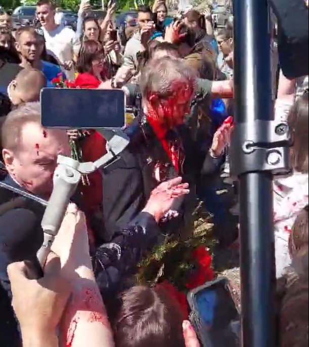 Video/ Protestuesit në Poloni “mbulojnë në gjak” ambasadorin rus teksa nderonte heronjtë e luftës ambasadori rus