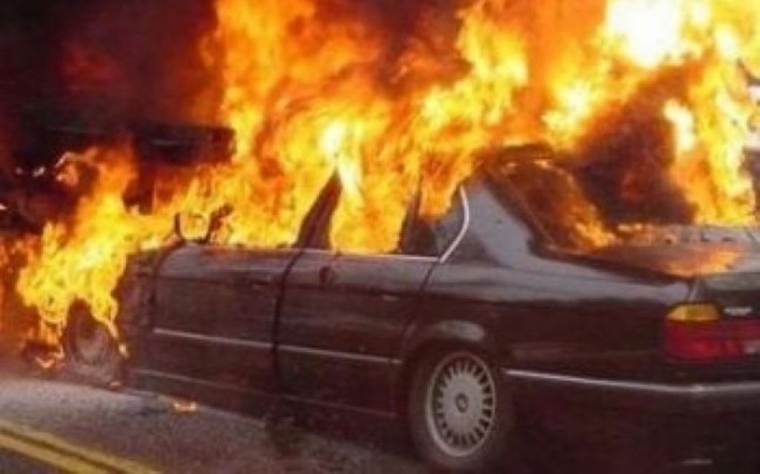 Merr flakë në ecje makina në rrugën e Arbrit auto digjet makina1614147856