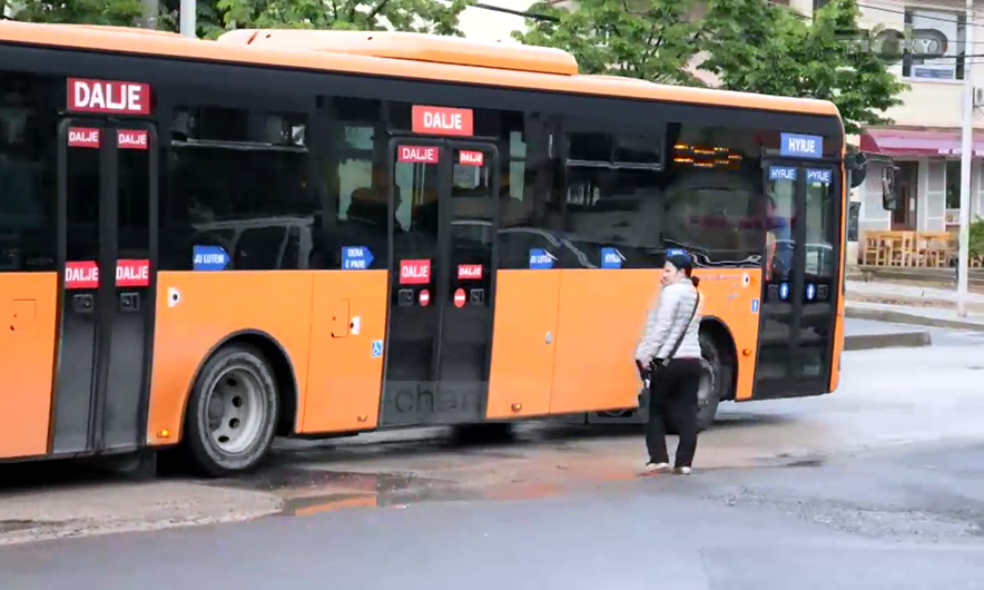 Tjetër aksident i autobuzave të linjës në Tiranë, hipën sipër trafik ndarëses dhe… autobus
