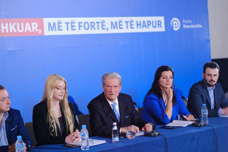 Berisha kritikon Ramën: Çdo abuzim që bën e kalon me batuta, i bën like Vuçiçit në FB si adoleshent berisha ne korce