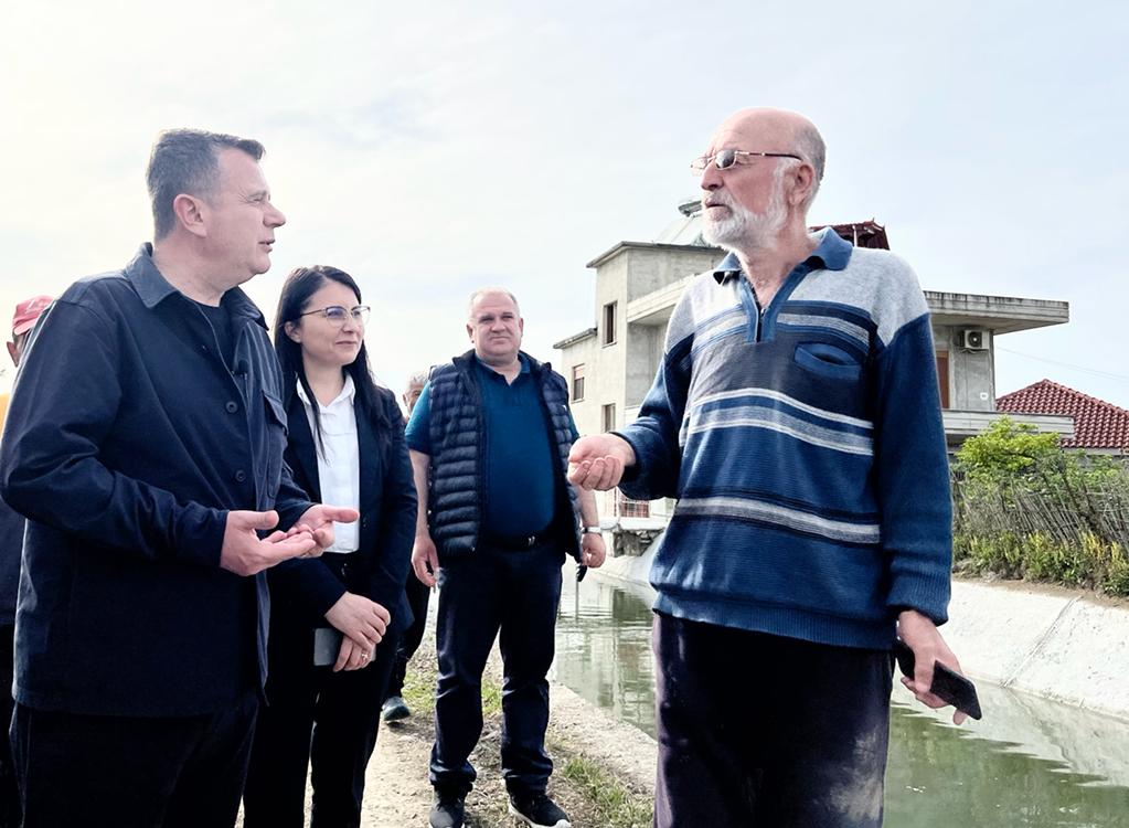 "Kur del Berisha dua të thyej televizorin”, Balla i përgjigjet qytetarit në Lushnjë: Tv bën më shumë, Saliu s'i hyn në punë askujt 3 c9bc77f9 7544 4027 9d7f 1a352e4ccc7e