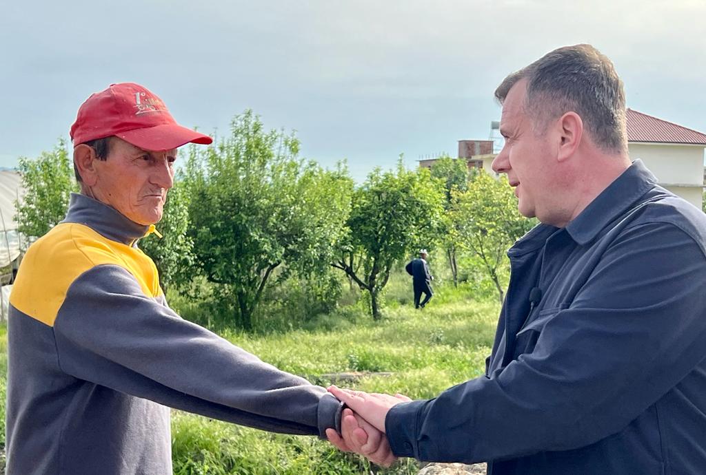 "Kur del Berisha dua të thyej televizorin”, Balla i përgjigjet qytetarit në Lushnjë: Tv bën më shumë, Saliu s'i hyn në punë askujt 4 ff5ca5b9 b997 4c84 afe0 5a3793c3c63e