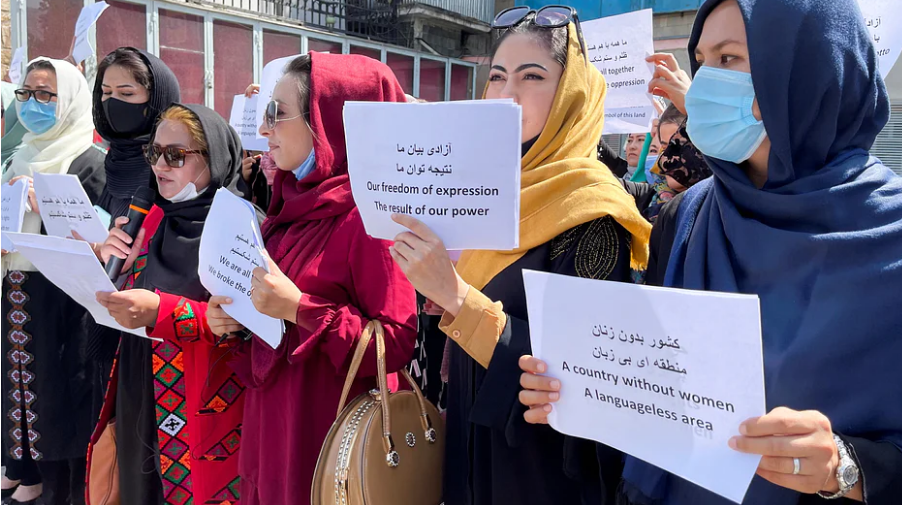 Gratë afgane protesta në Kabul kundër kufizimeve nga talebanët: Rihapni shkollat! grate afgane 1