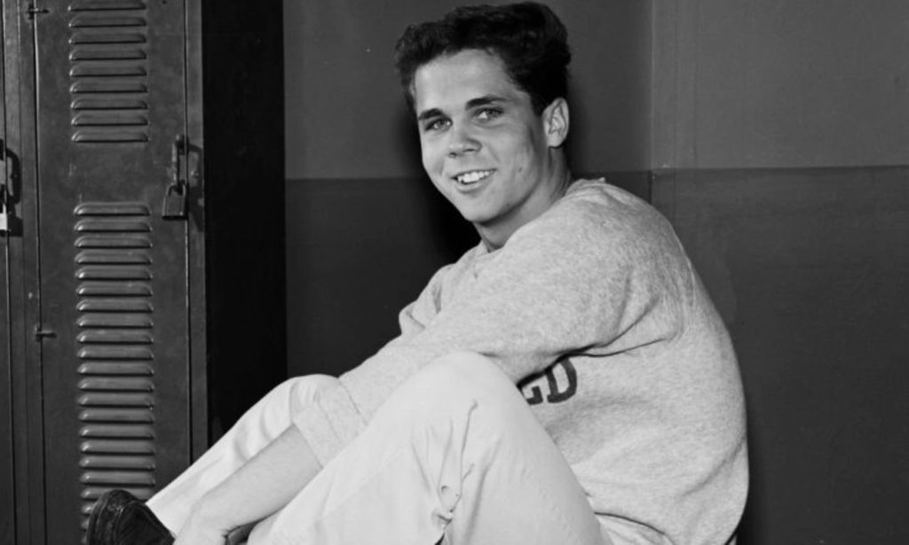 Aktori i njohur amerikan tregon se është diagnostifikuar me kancer happy birthday tony dow relive actors best moments wally leave beaver