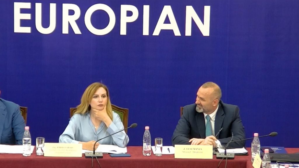 Dosja e Dibrës/ Tabaku-Manjas: Je shembulli më i keq, ministri i përgjigjet: Kam merak që s’ju solla një tufë me lule manja tabaku