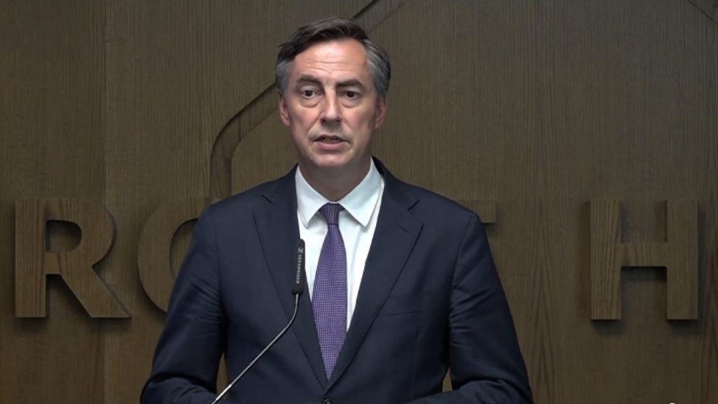 Zyrtari i Parlamentit Europian pyetet a do të bashkëpunojnë me Berishën, ja përgjigjja e tij mc.allister