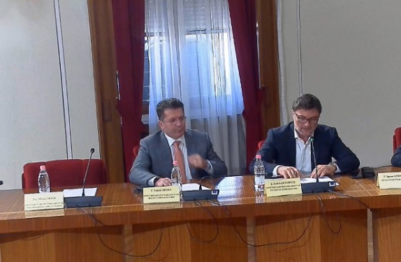 “Gjetët një opozitë kashtë e k*qe”/ Mediu-mazhorancës: Ia arritët që opozita të mbetej e përçarë mediu 574x375 1
