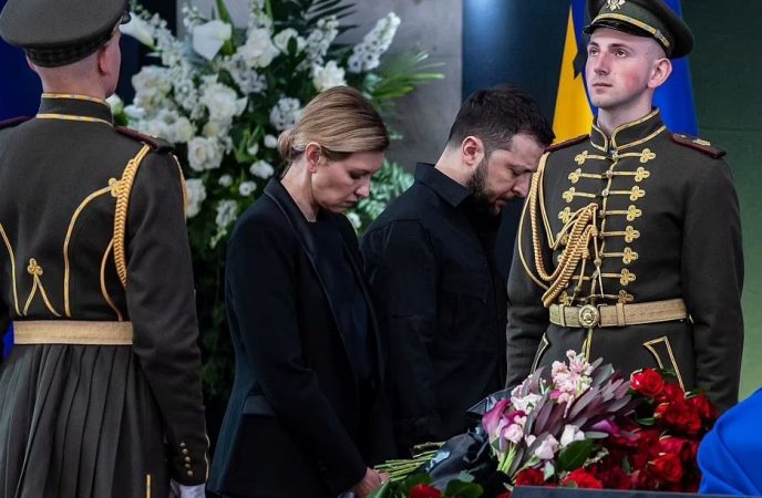 Zelensky takohet pas 3 muajsh me bashkëshorten, detaji në dorën e Olenës tërhoqi gjithë vëmendjen olena