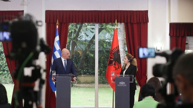 “Zëri i Amerikës”: Ministri i jashtëm grek kërcënon Shqipërinë nëse ngre çështjen çame rama dedias