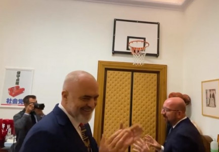 VIDEO/ “Jam xheloz” / Rama i tregon zyrën në Kryeministri, Presidenti i Këshillit Europian i shënon kosh rama mik 433x300 1
