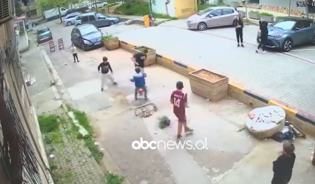 Tiranë/ Për pak mund të çonte në tragjedi, një vazo lulesh bie mes fëmijëve që luanin me top (Video) vazo lulesh