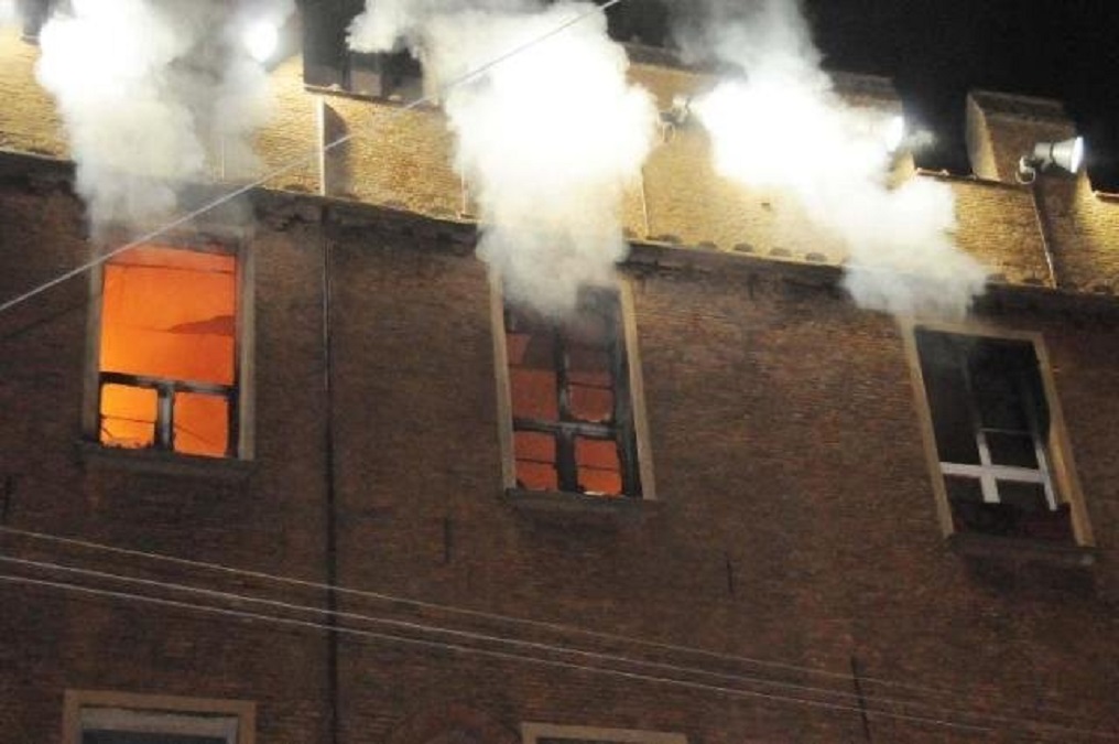 Një person në Tiranë i vë flakën banesës dhe pëson dëmtime për shkak të asfiksisë zjarr 1
