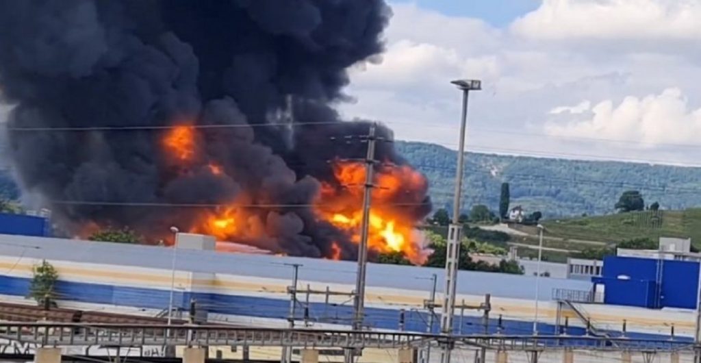 Shpërthen një zjarr i madh në një zonë industriale në Zvicër zjarr 3