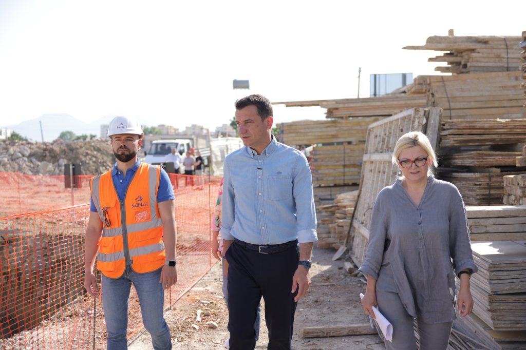 Veliaj te lagjja e re në Kombinat: Këtë vit strehojmë familjet e para. Jo politikë me jetët e humbura 1e946ece 7942 4a1c b09a 07cac7a48bef