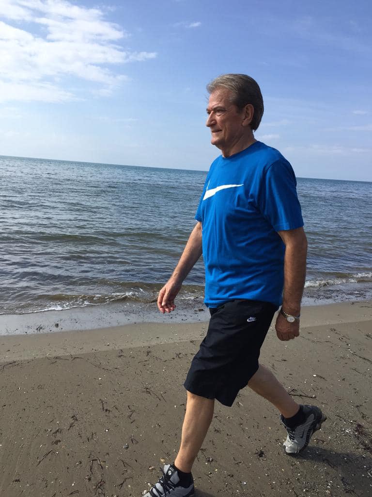 Sali Berisha "harron" politikën në fundjavë, nis ecjen buzë detit 1 285130066 580515473429559 428499716479093945 n