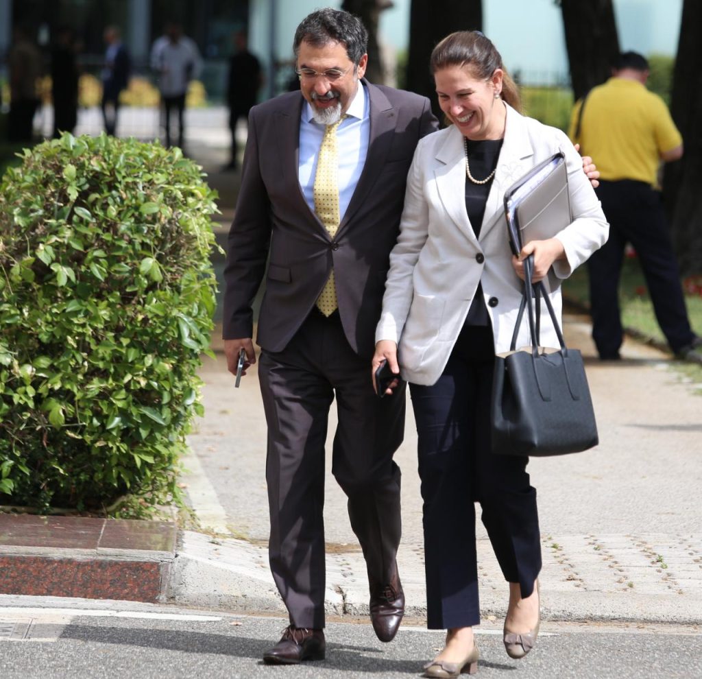 FOTOT/ Parada plot ngjyra e deputetëve dhe ministrave para nisjes së seancës 12 3d173337 0389 40ba af37 9771767b8d4b