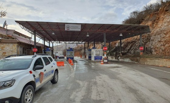 Karburant dhe mallra kontrabandë, arrestohen tre inspektorë në Kapshticë 560 341 425fbfe4a038609f67af04422a73452f