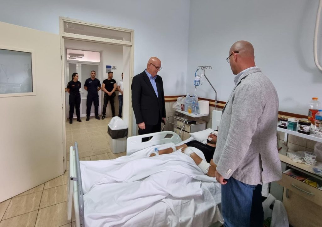“Ndërhyrje e guximshme”/ Zv.drejtori i Policisë viziton në spital efektivin e plagosur në Durrës 62a34ff3e4533Trauma policet 2 1
