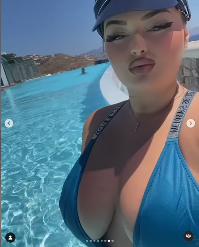 Enca "ngre temperaturat" me gjoksin e saj në Mykonos 3 640 0 gdspng 1656094668