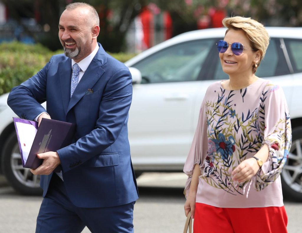 FOTOT/ Parada plot ngjyra e deputetëve dhe ministrave para nisjes së seancës 6e216dcd 4444 4592 945d 2d9a93484038