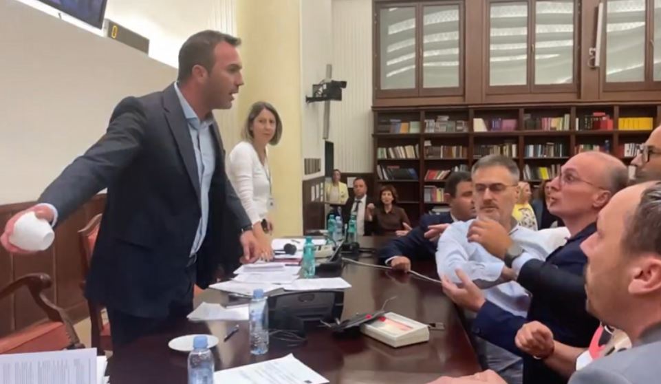 Filxhanin ja përplasi kolegut në fytyrë, deputeti shqiptar: U provokova, shpreh keqardhjen time Ademi me