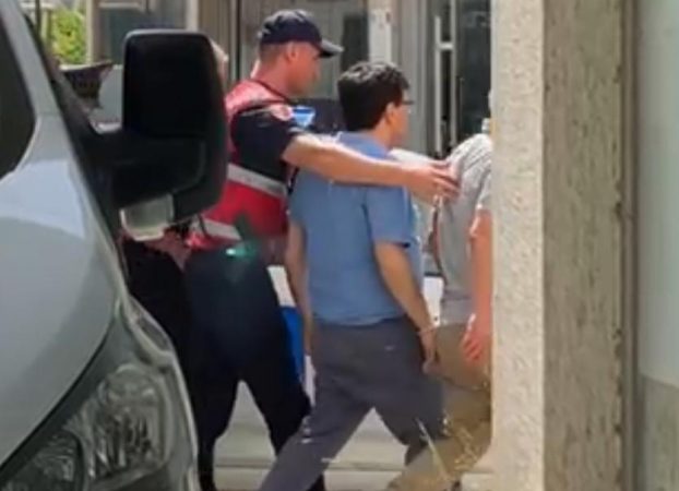 Djegia e zyrës së noterit në Sarandë/ Gjenden dokumente të ish-Prokurorit të Tiranës Aleko noteri e1654501385534 622x450 1 1