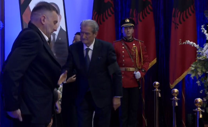 Lamtumira për ish-Presidentin Nishani, Berisha kryen homazhe Berisha 1
