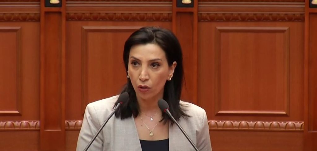 Ministrja Kushi gjen “fajtorin” për daljen e tezave të provimeve të maturës C0B187AD 533D 40DE AA56 BFE7670BE56D