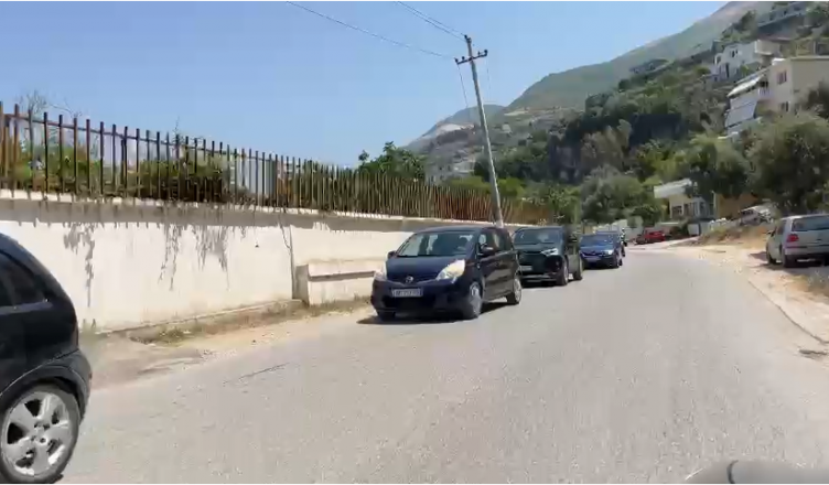 ‘Paralizohet’ trafiku në Vlorë/ Pushuesit dynden drejt jugut Capture 23 752x440 1