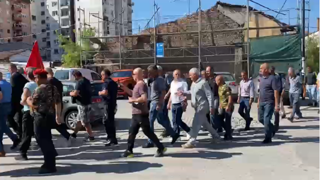 Policia blindon Kuvendin dhe Qeverinë para protestës ESD 1