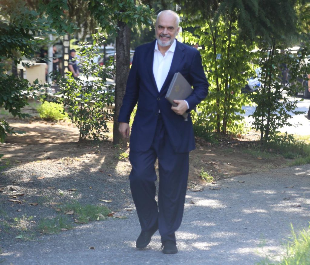 FOTOT/ Nga Rama me ‘dosje’ te Veliaj me biçikletë, çfarë nuk u pa nga mbledhja e PS 2 Edi Rama Kryesia PSEmri Presidenti Takimi Veliaj Nikolla Brace 2