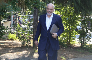 FOTOT/ Nga Rama me ‘dosje’ te Veliaj me biçikletë, çfarë nuk u pa nga mbledhja e PS 3 Edi Rama Kryesia PSEmri Presidenti Takimi Veliaj Nikolla Brace 2 e1654270406609 300x194 1