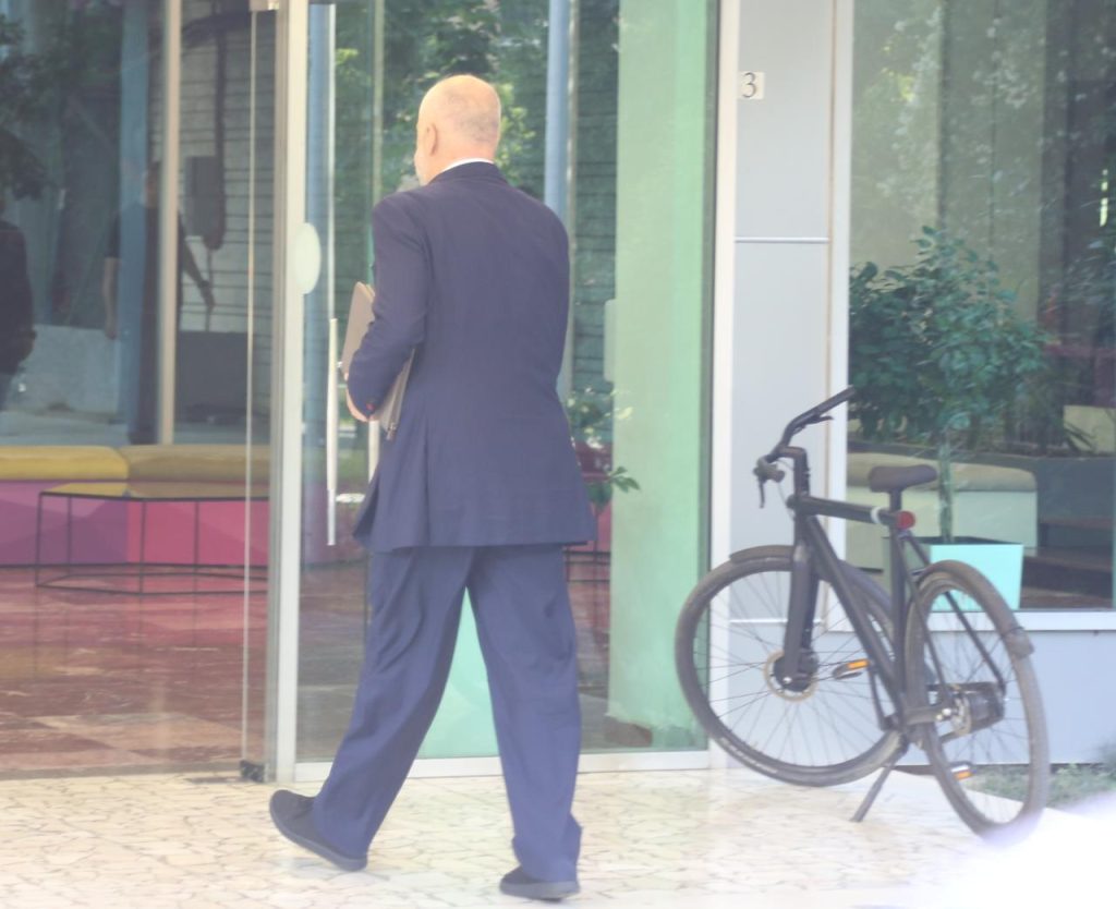 FOTOT/ Nga Rama me ‘dosje’ te Veliaj me biçikletë, çfarë nuk u pa nga mbledhja e PS 6 Edi Rama Kryesia PSEmri Presidenti Takimi Veliaj Nikolla Brace 7